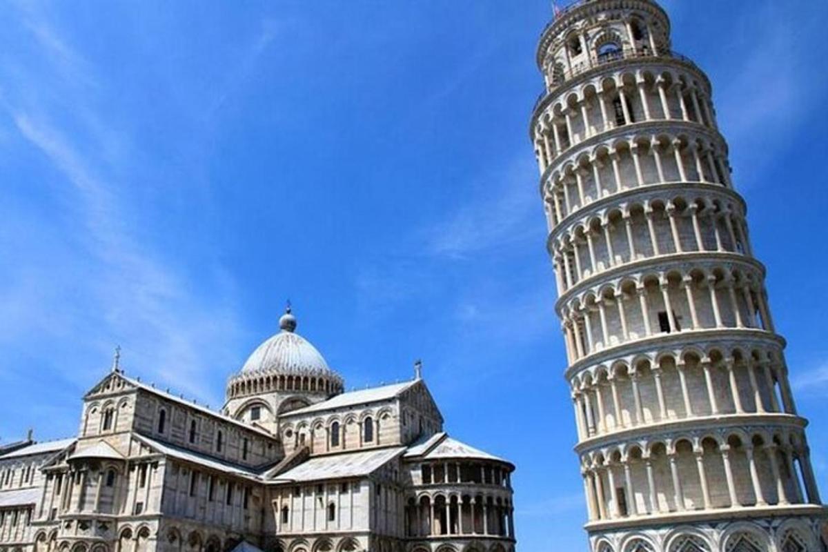 sebuah bangunan besar dengan menara condong di sebelahnya