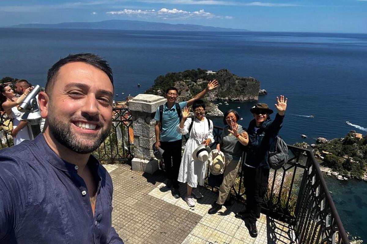 um grupo de pessoas em pé na beira de um penhasco