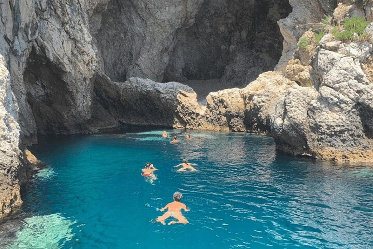 um grupo de pessoas nadando em uma piscina de água azul