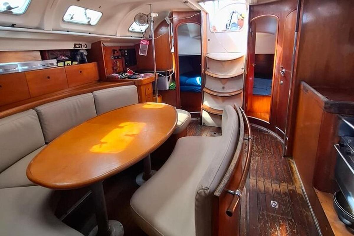 Un comedor con mesa y sillas de madera.