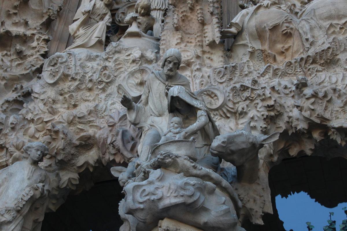 a statue on the side of a building
