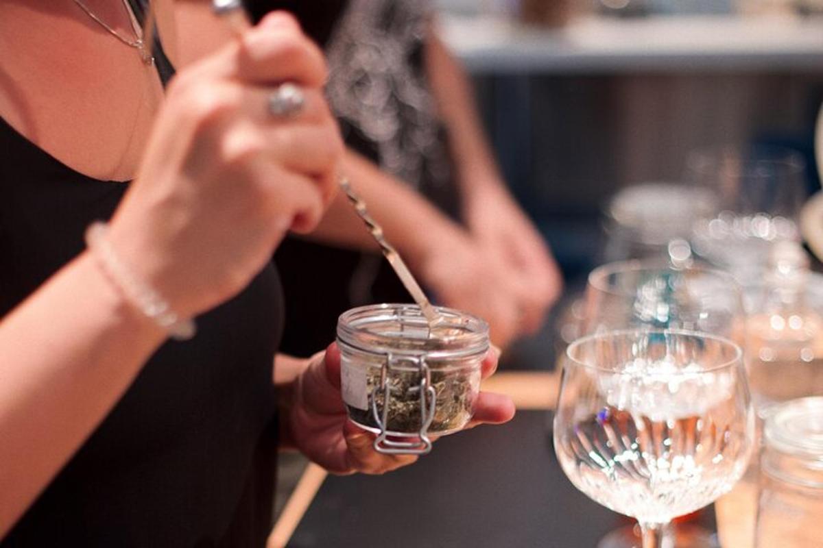 eine Frau hält ein Glas auf einem Tisch