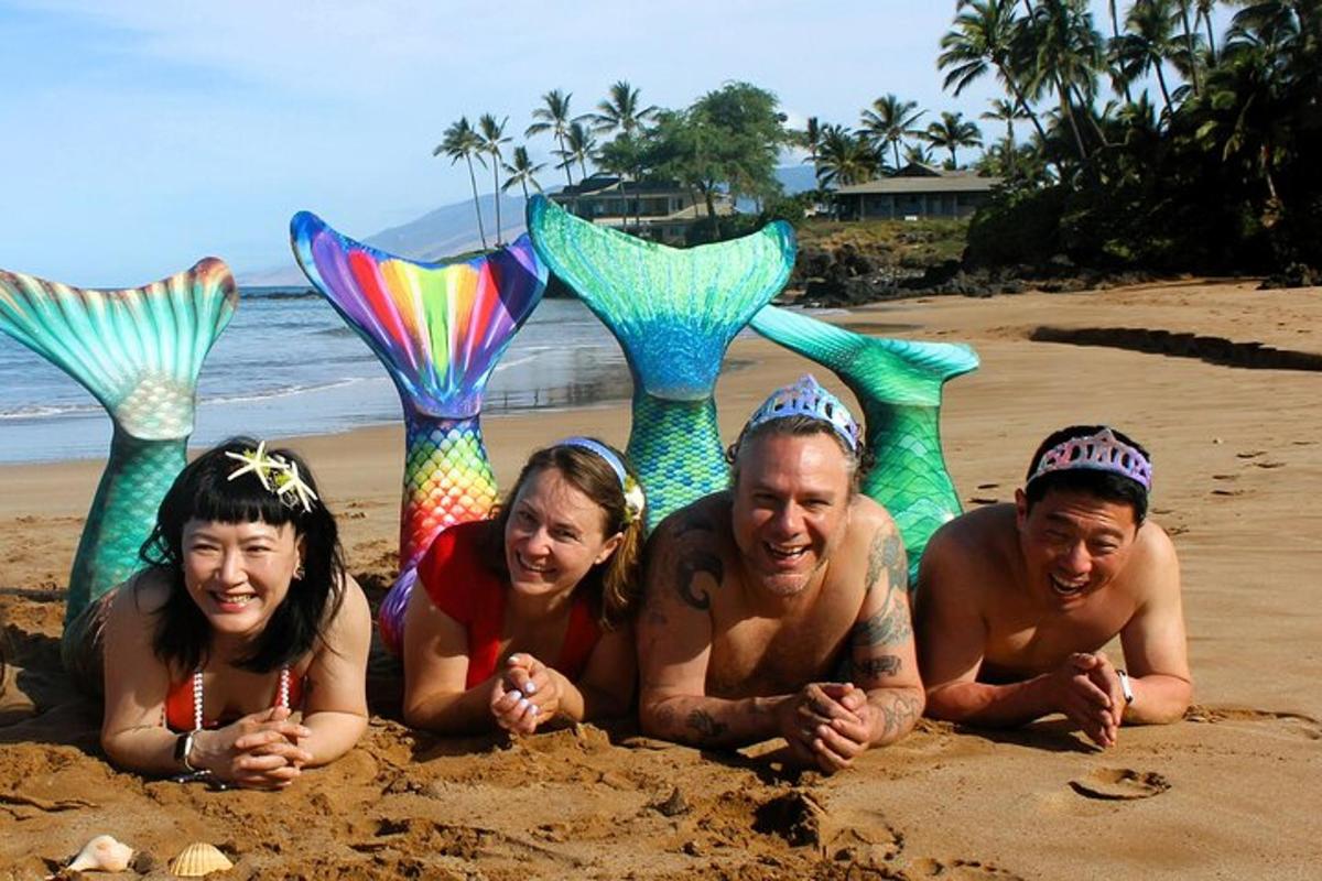 grupa ludzi leżąca na piasku na plaży