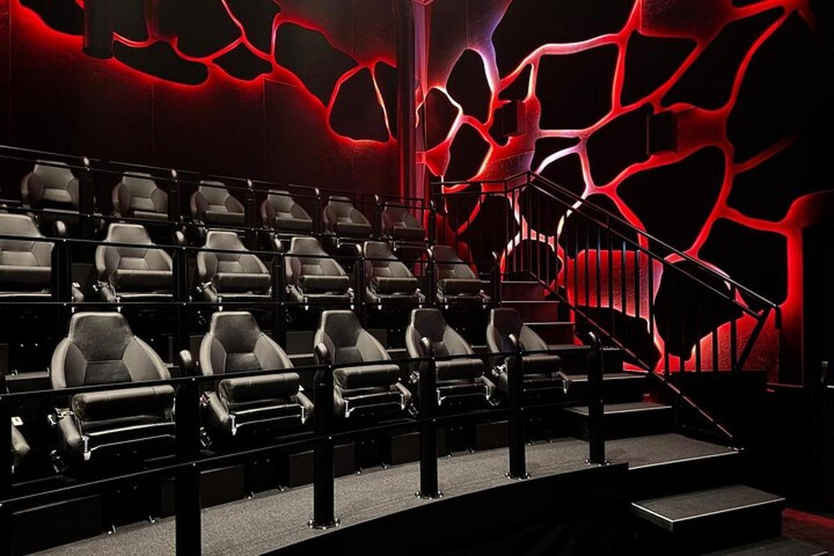un groupe de chaises dans un auditorium vide