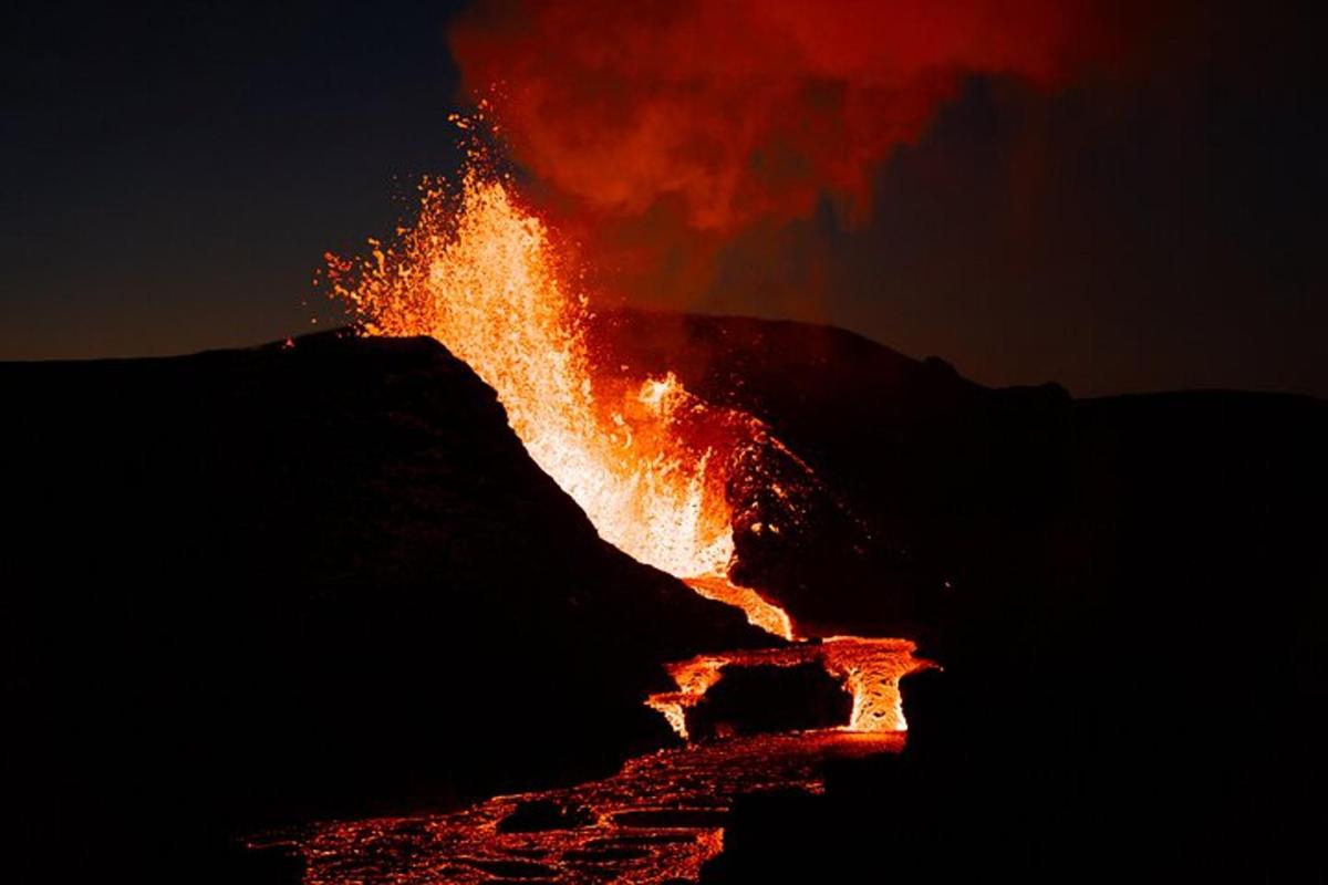 un foc arde pe vârful unui munte