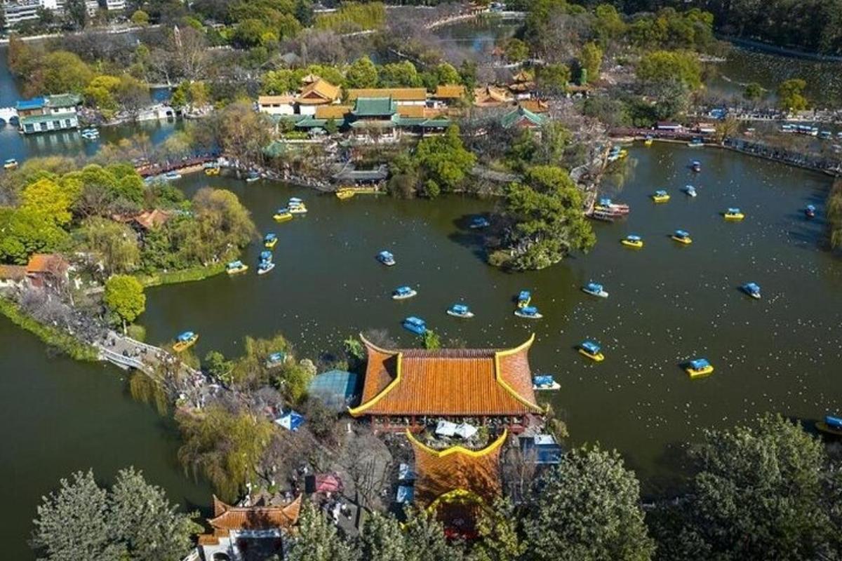 水上乐园的鸟瞰图，有船