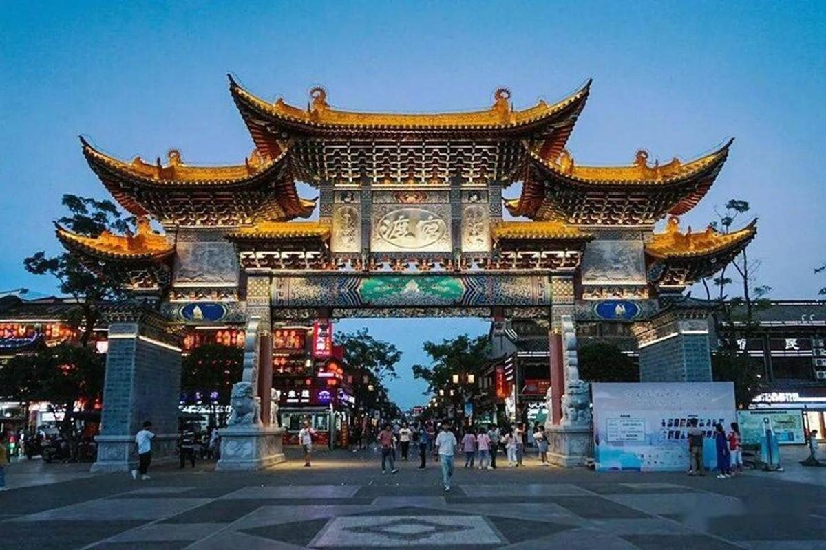 夜晚的城市大门