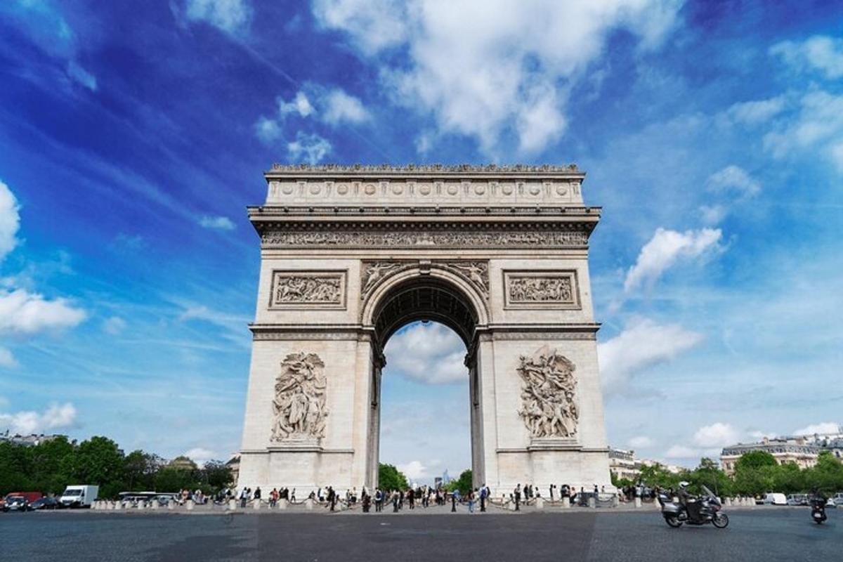 un monument mare în jurul căruia stau oameni
