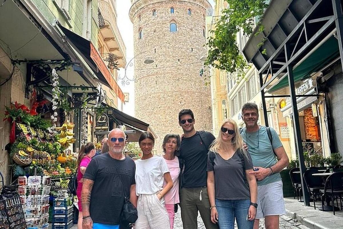 un gruppo di persone che posano per una foto in strada