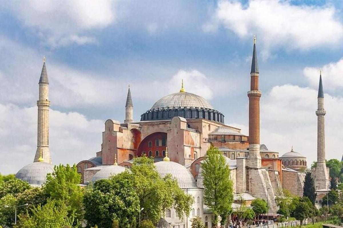 un grande edificio con cupole e moschee in una giornata nuvolosa