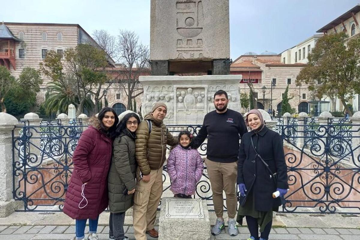 eine Gruppe von Menschen steht vor einem Denkmal