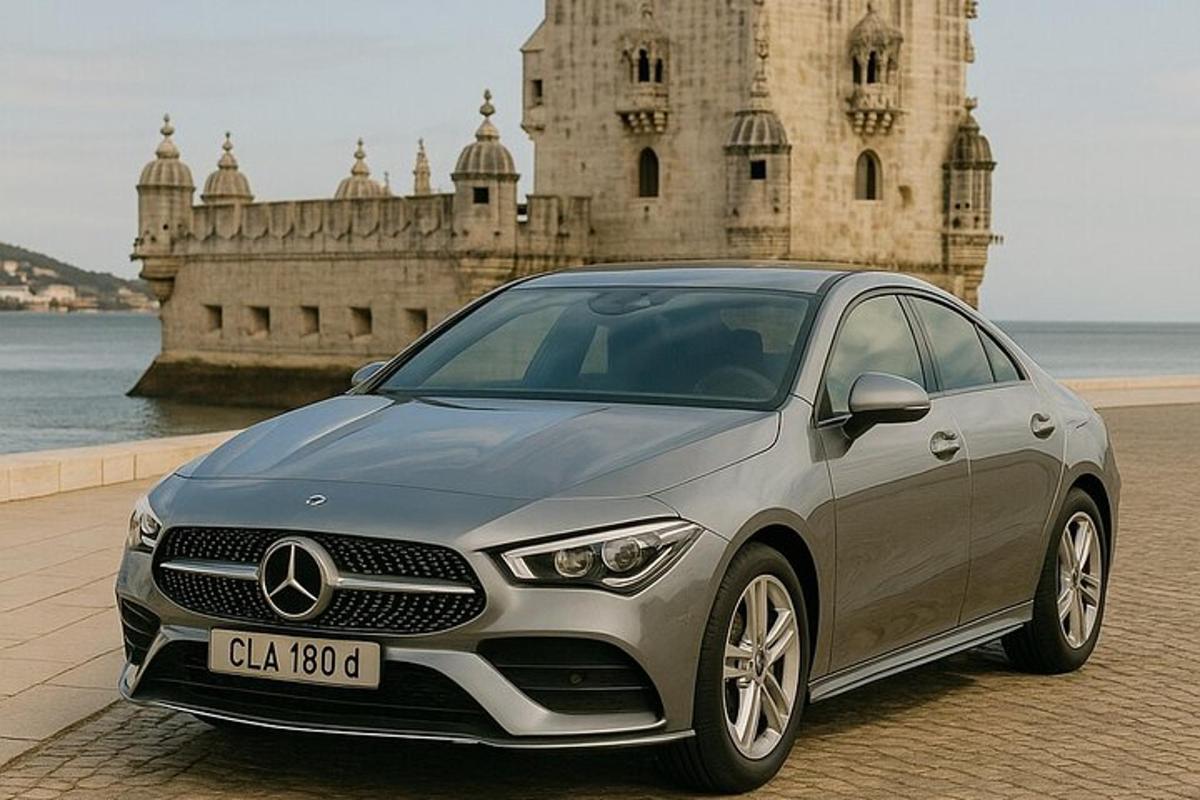 stříbrné auto zaparkované před hradem