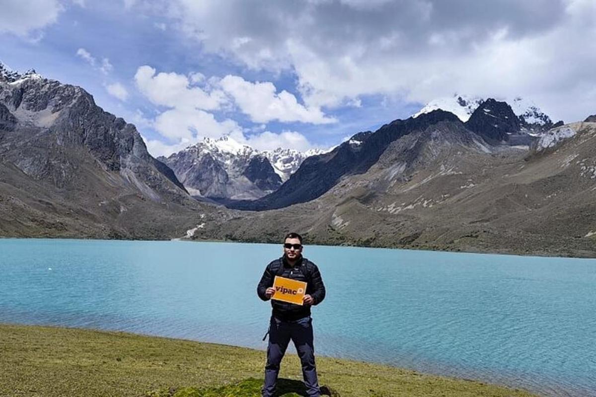 un home que sosté un cartell davant d'un llac