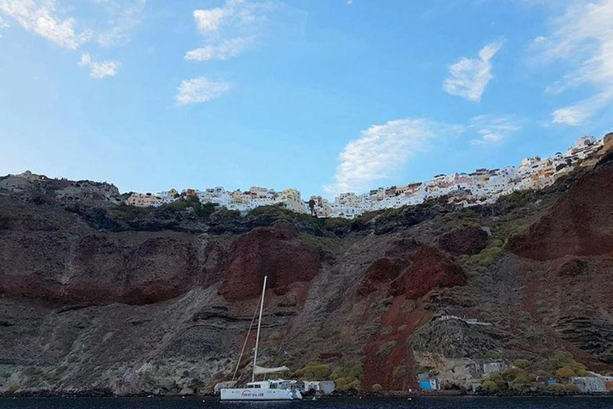 лодка стоит на воде рядом с горой