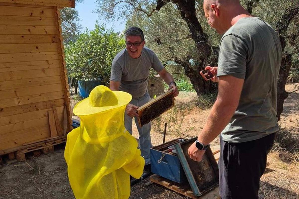 Dos hombres están trabajando con una bolsa de plástico amarilla.