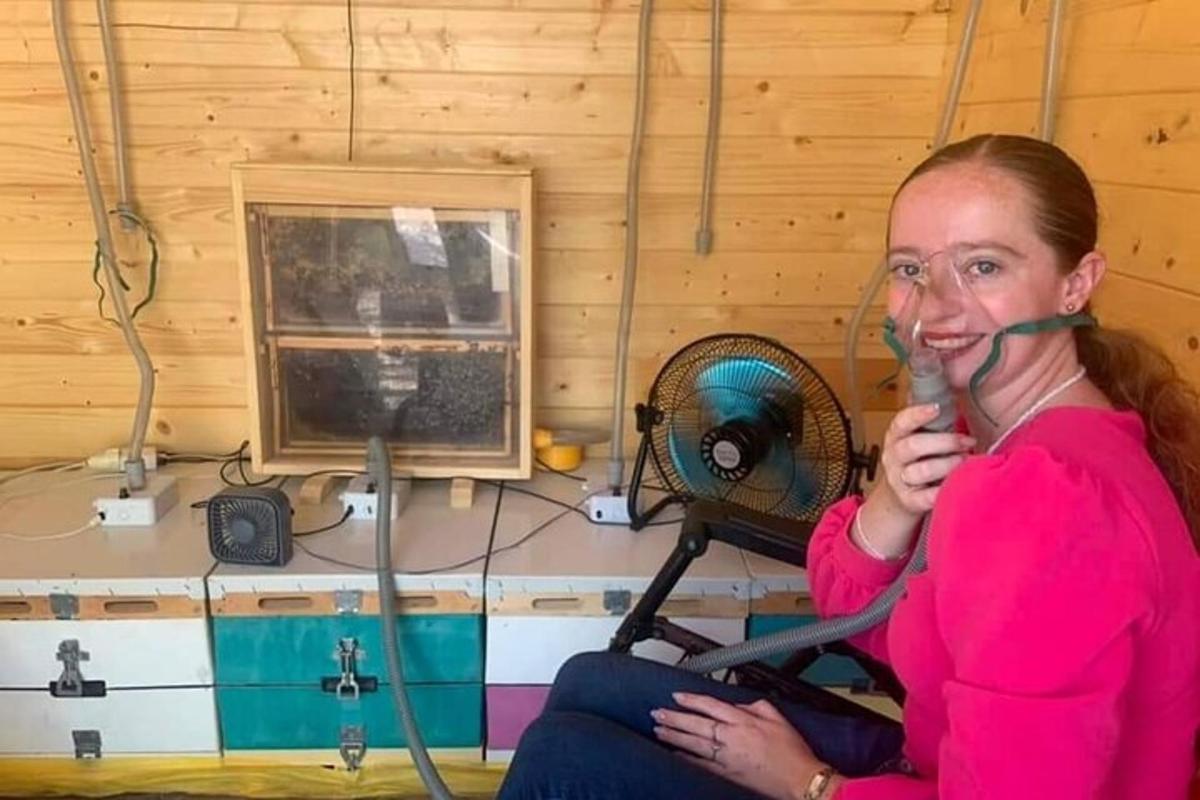 žena sedící v místnosti s ventilátorem
