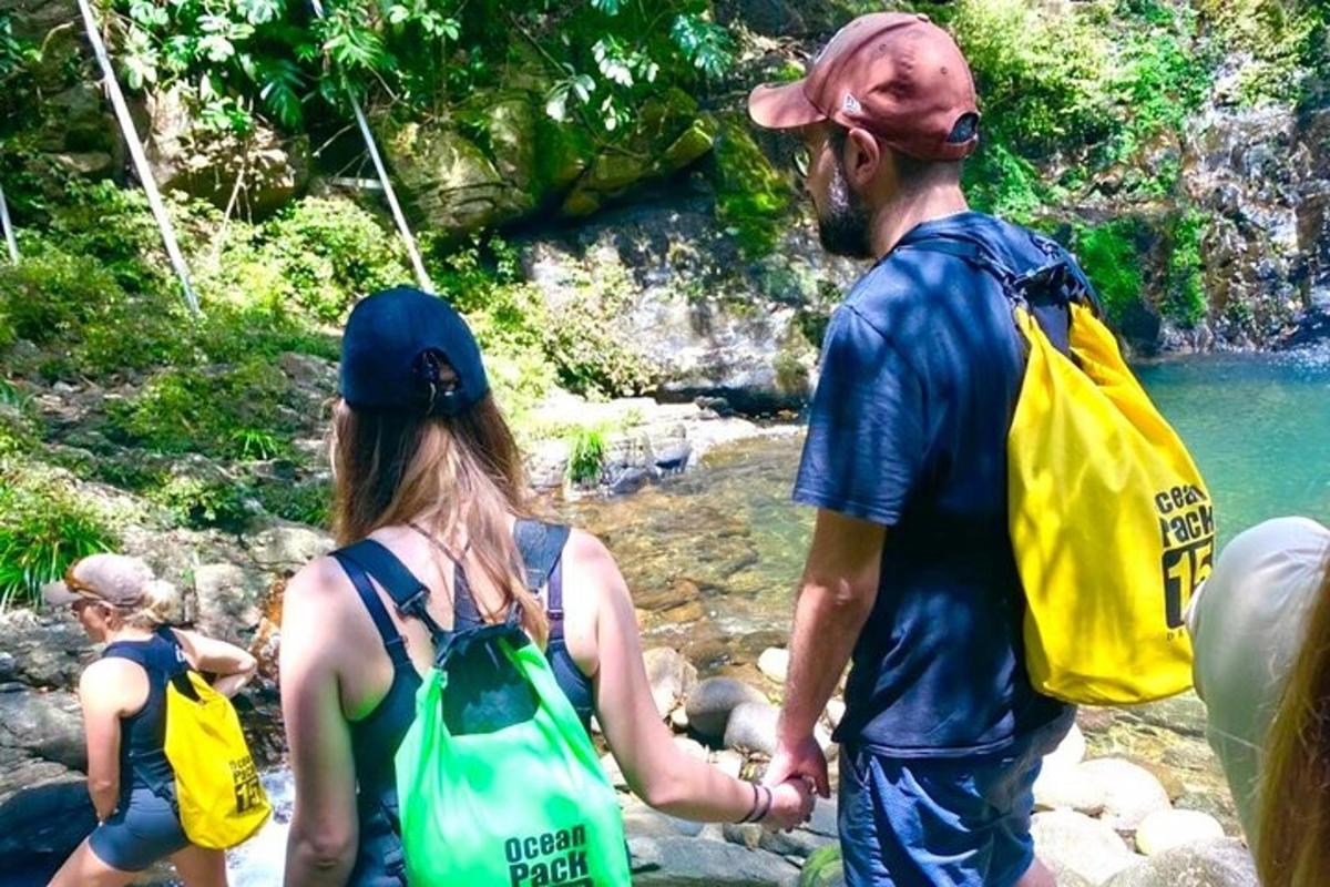 un gruppo di persone che camminano lungo un fiume