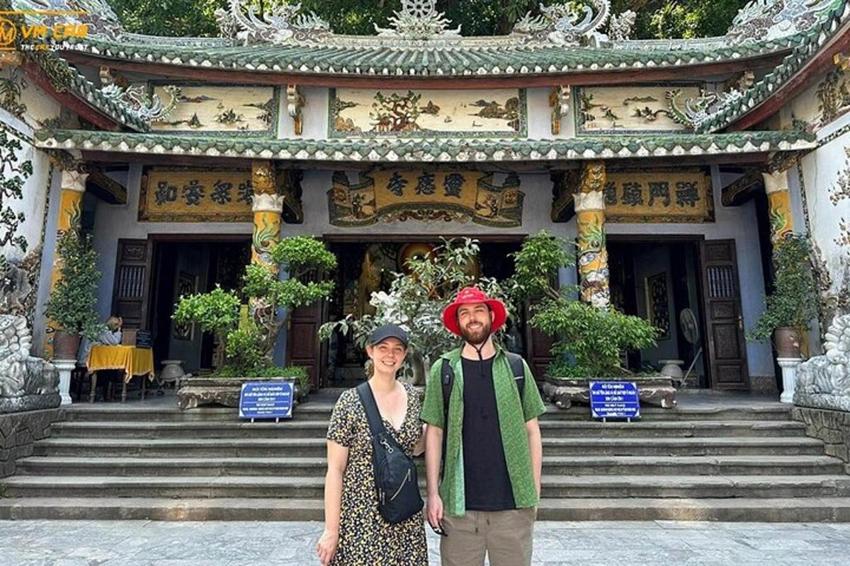 一名男子和一名女子站在一栋建筑物前
