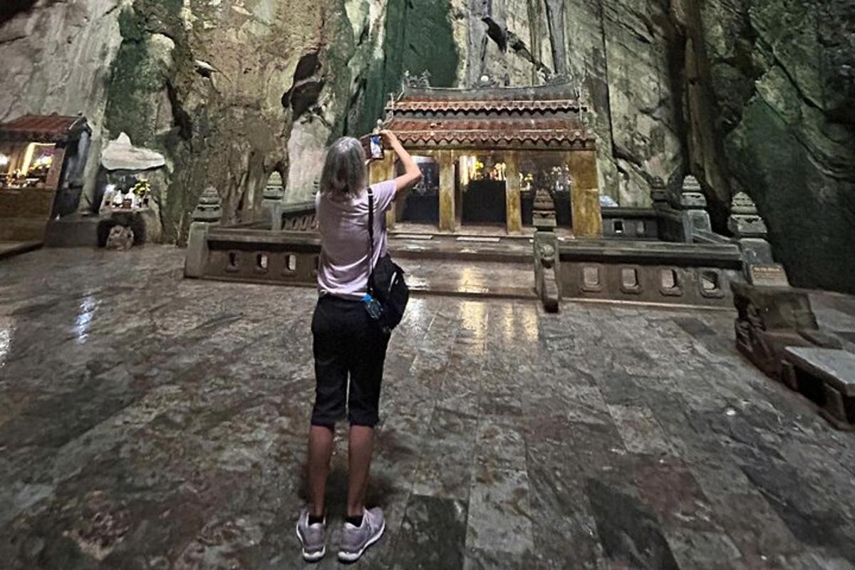 uma mulher tirando uma foto de um templo