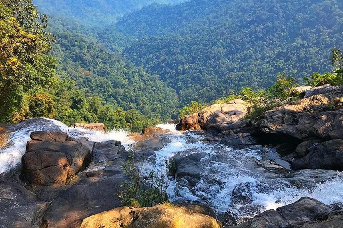 un fiume con rapide sul fianco di una montagna