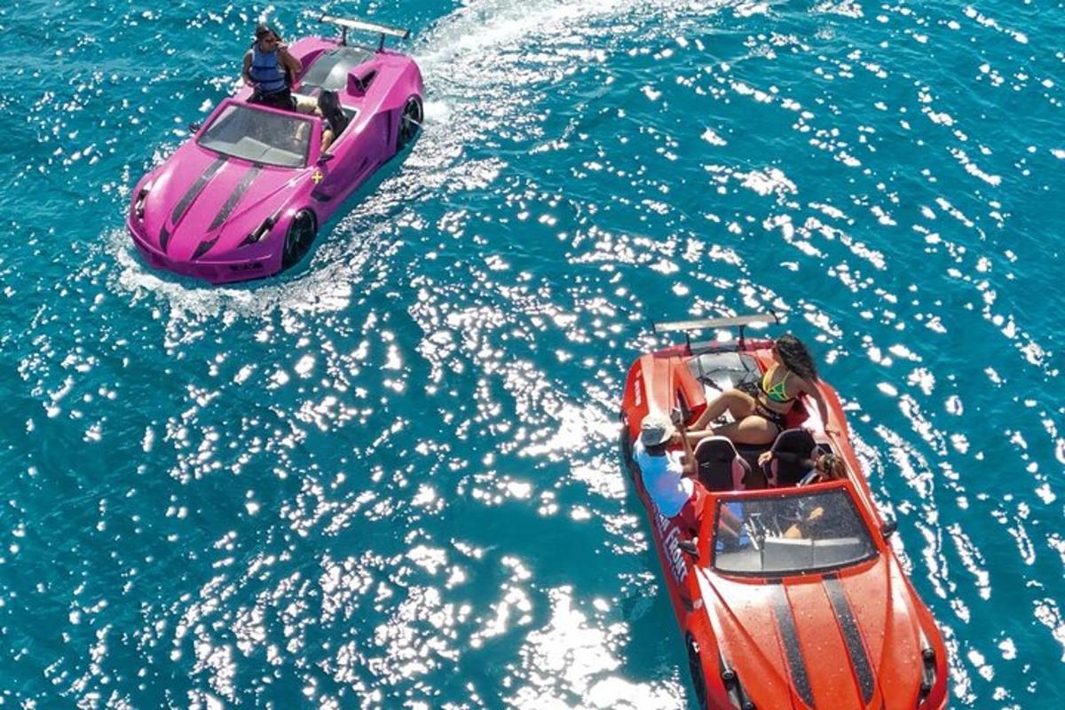 Dos barcos en el agua junto a un coche rosa.