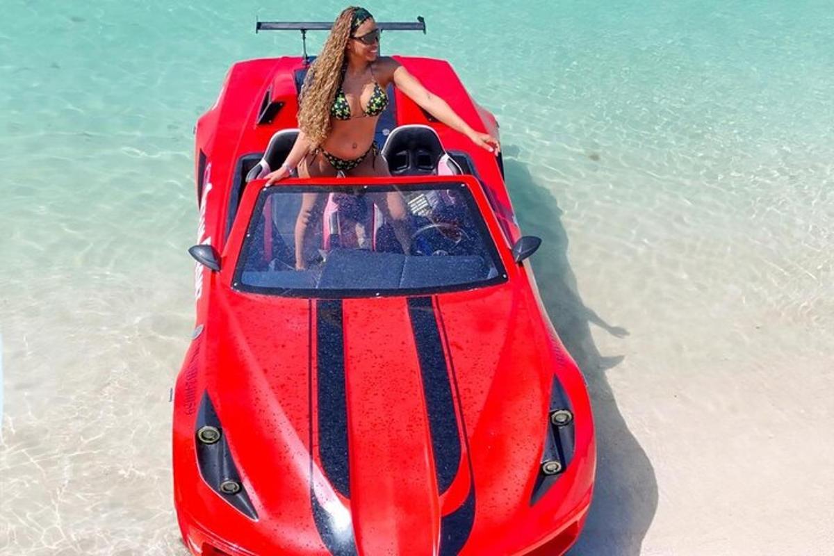 eine Frau in einem roten Boot am Strand