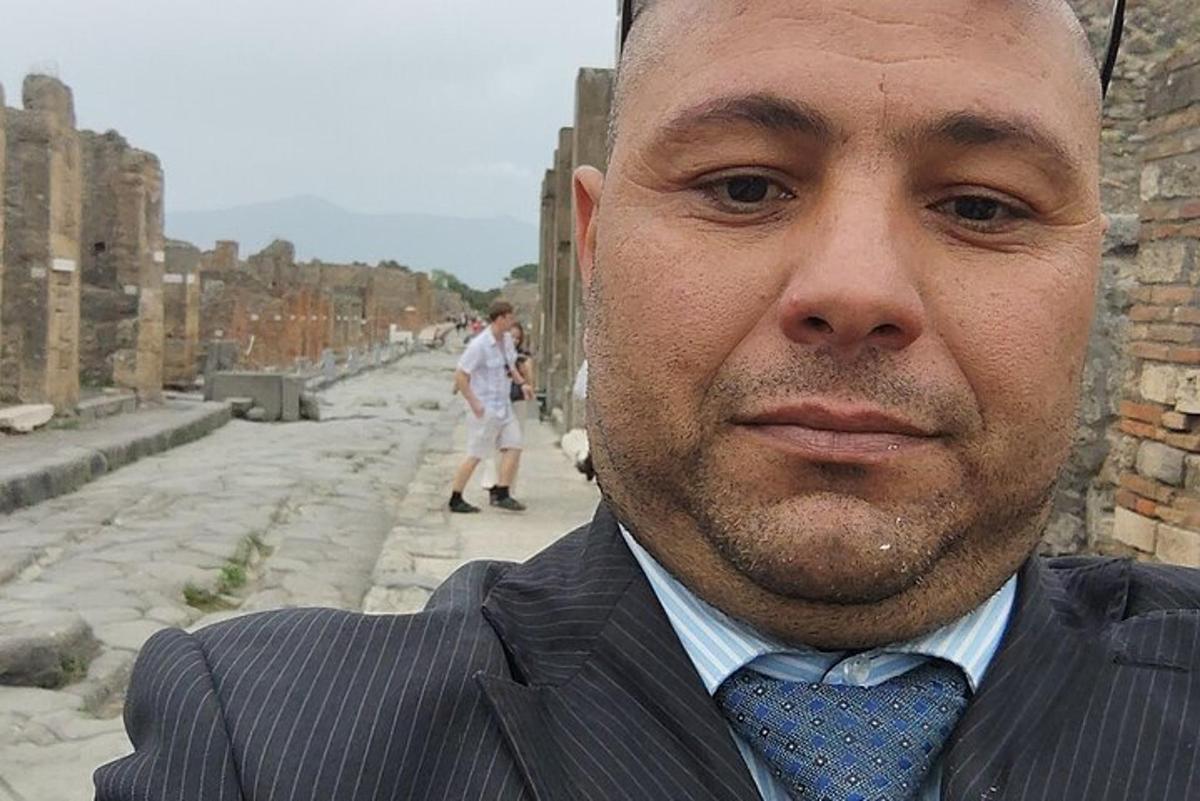 ülikonnas ja lipsuga mees seisab tänaval