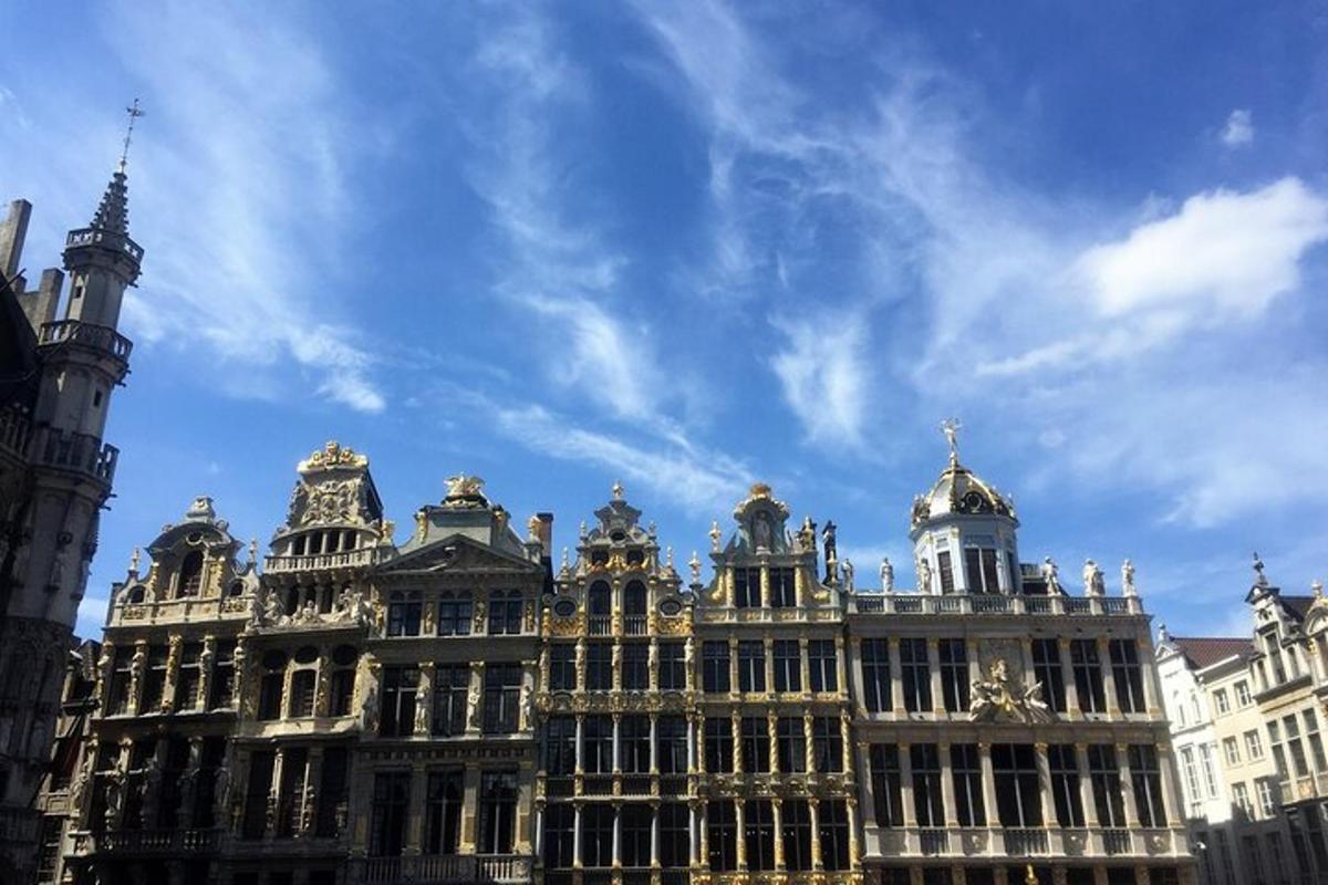 um grande edifício com um céu ao fundo