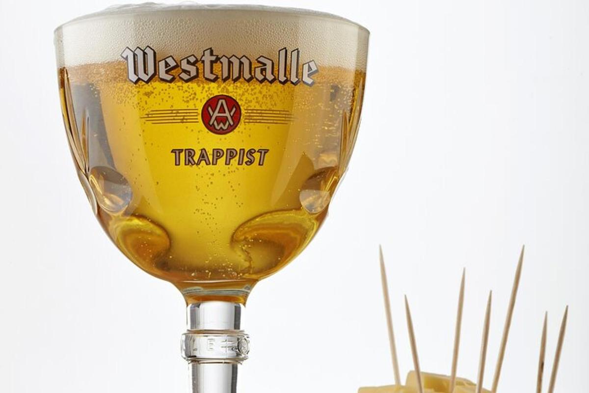 sklenice piva Westmilltargeist ve sklenici