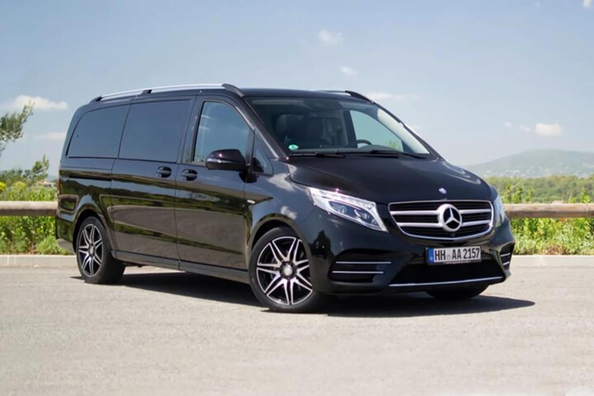 Černý minivan Mercedes Benz zaparkovaný na silnici