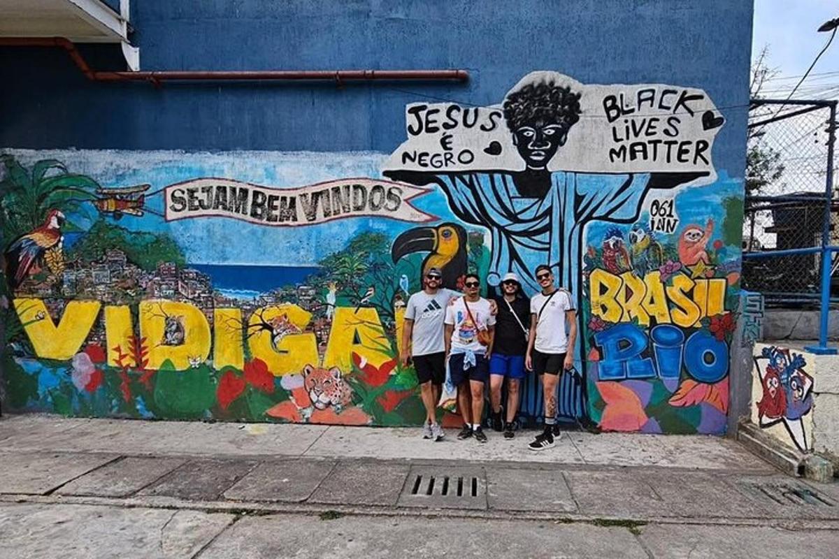 skupina lidí stojících před zdí s graffiti