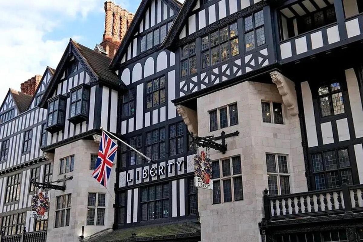 Un edificio blanco y negro con una bandera británica.