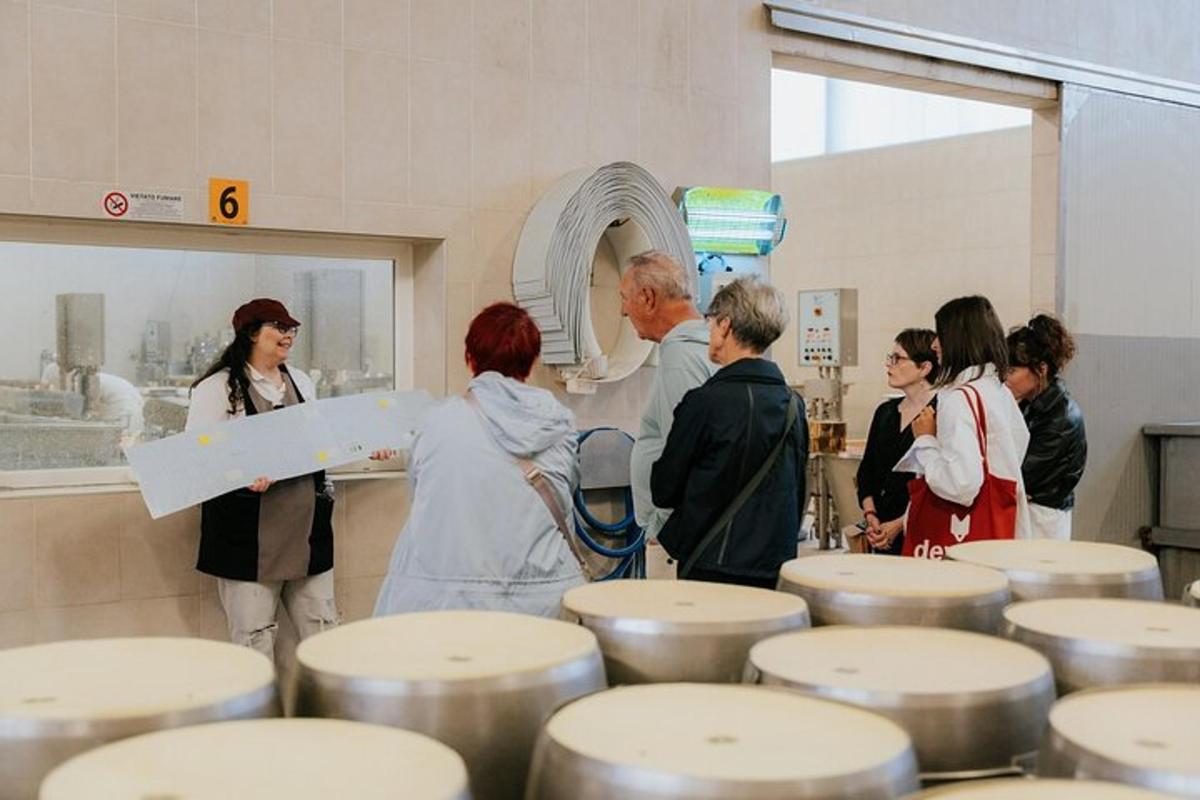 grupa ludzi stojących w laboratorium