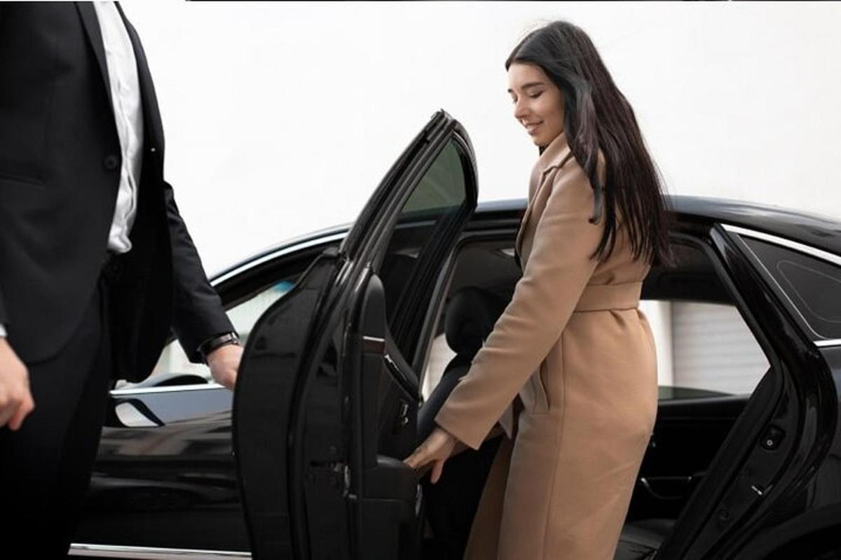 seorang lelaki dan seorang wanita menaiki kereta