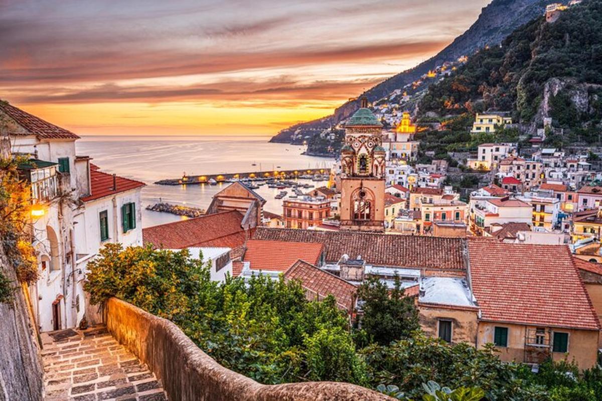 Pohled na město Positano při západu slunce