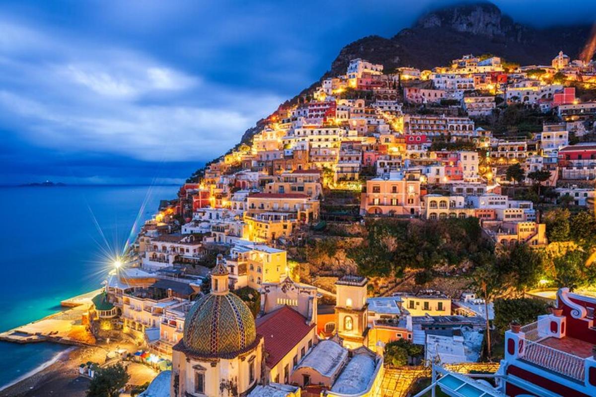Pohled na Positano na pobřeží Amalfi v noci