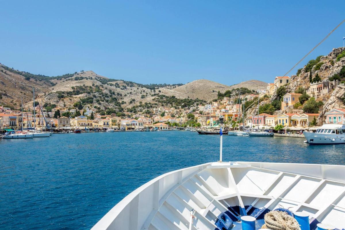 une vue depuis la proue d'un bateau dans un port