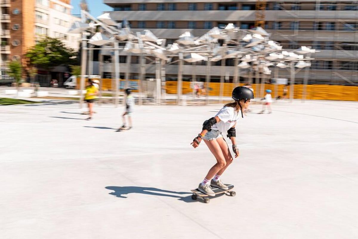 en ung jente som kjører et skateboard i en skatepark