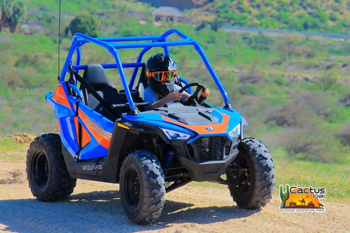 未舗装道路でATVに乗っている人