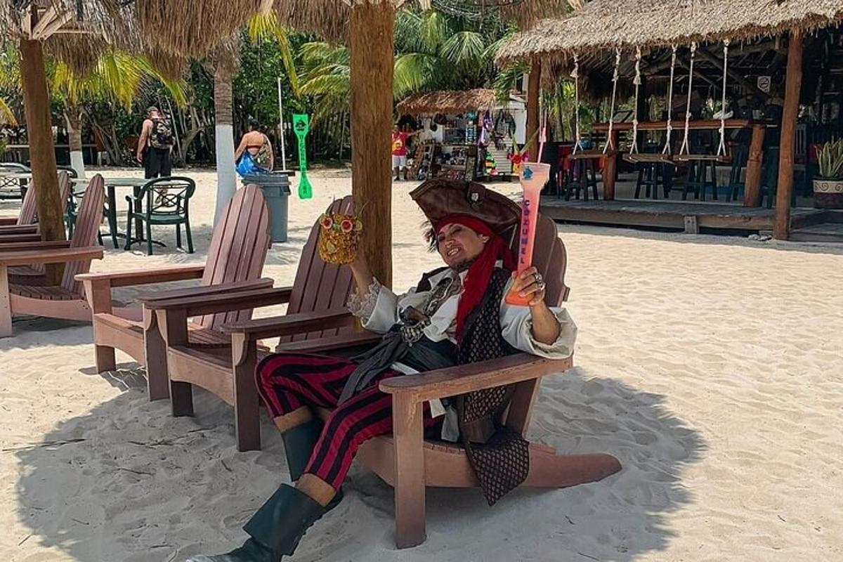 socha muže sedícího na židli na pláži