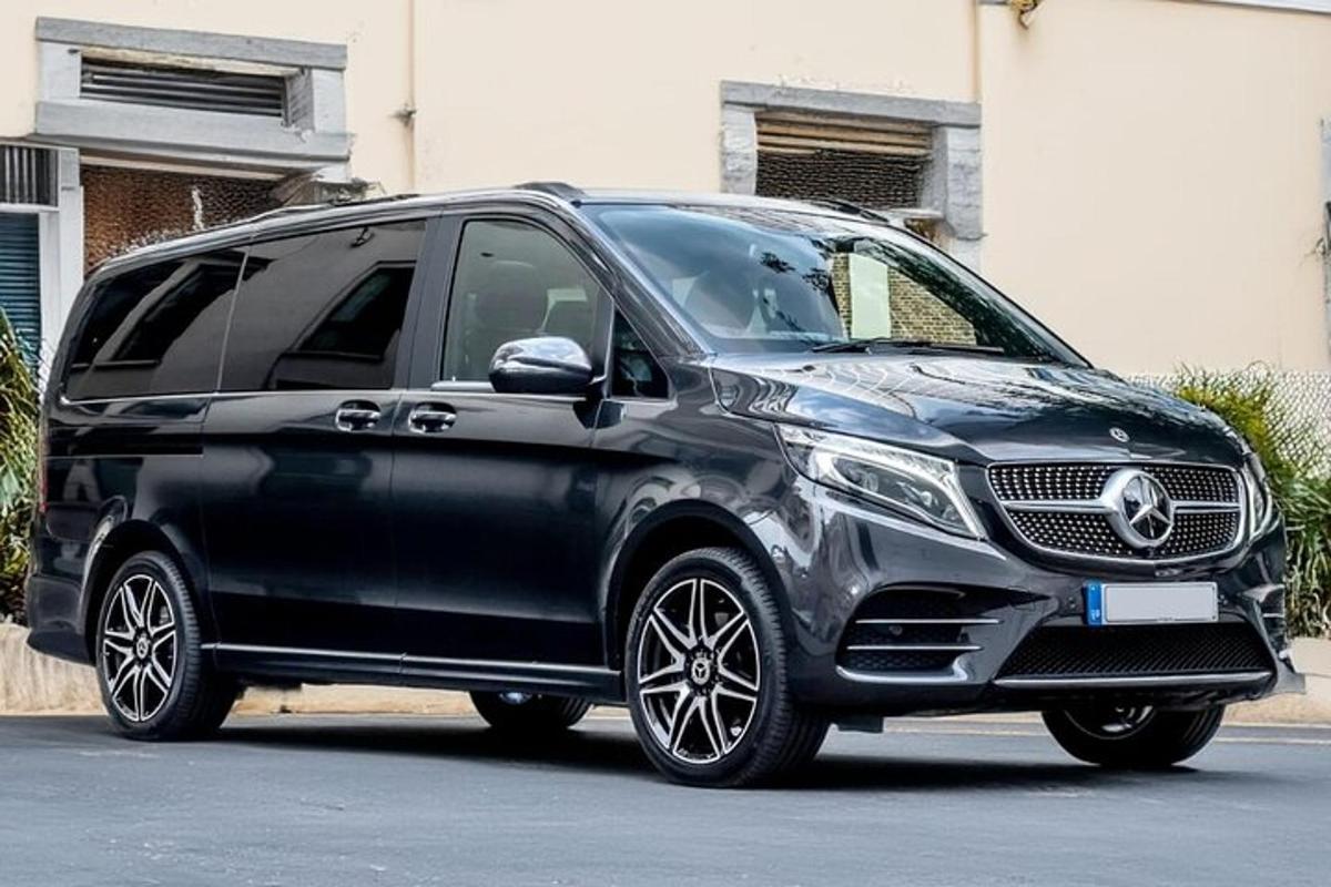 Černé SUV Mercedes Benz zaparkované na ulici