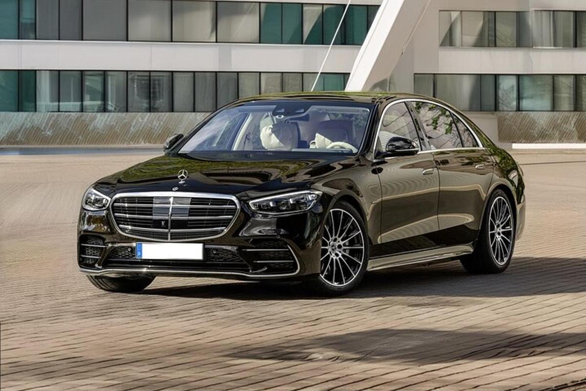 černé auto jede po ulici