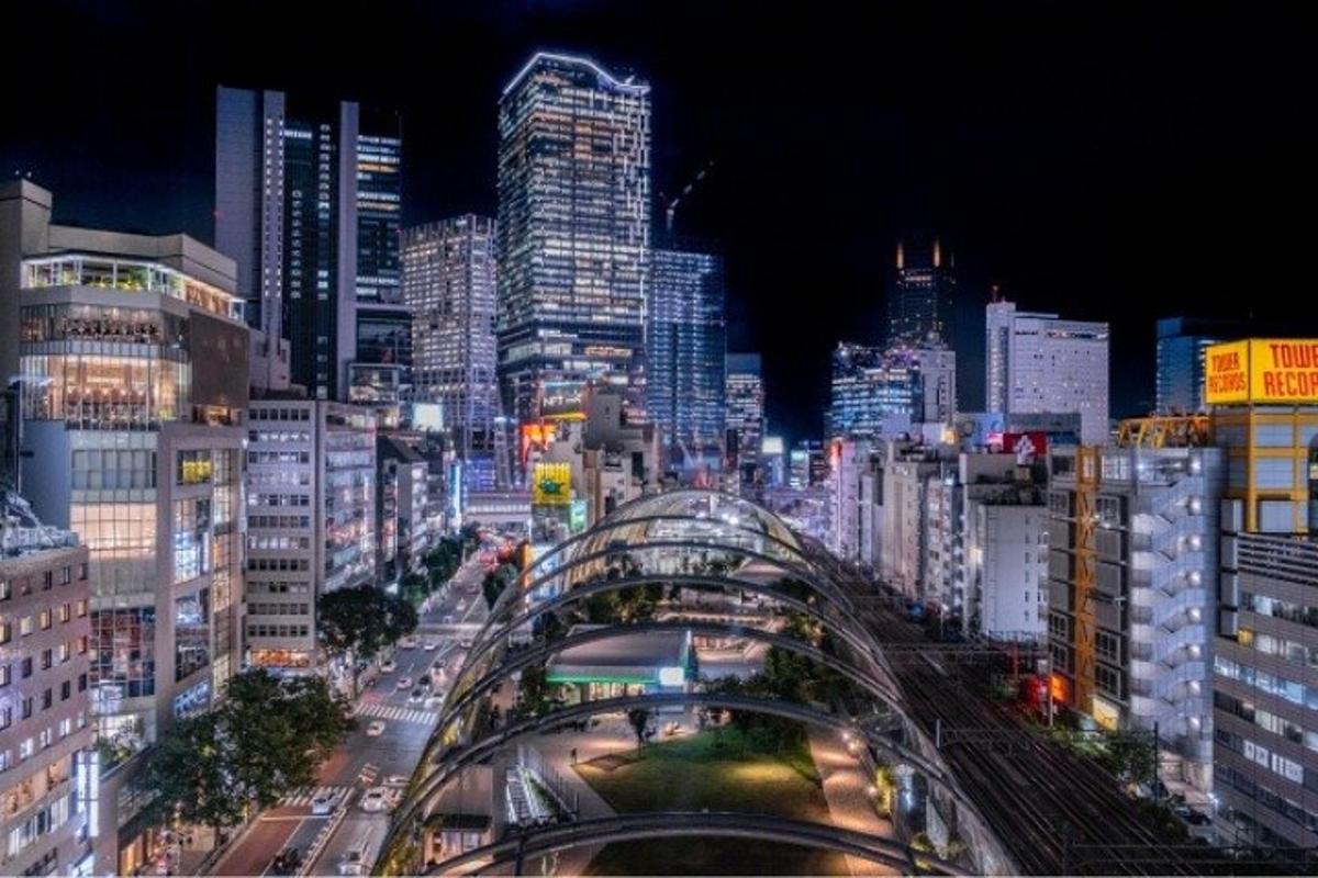 pemandangan kota di malam hari dengan jembatan