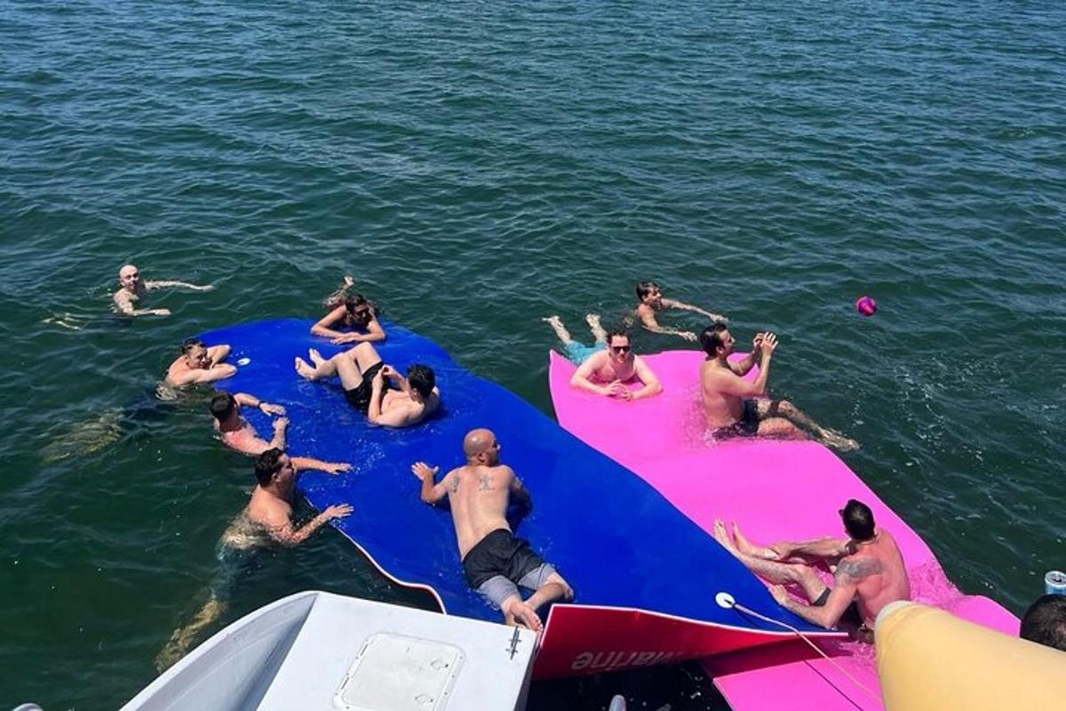 eine Gruppe von Menschen im Wasser auf einem anfahrbaren Floß