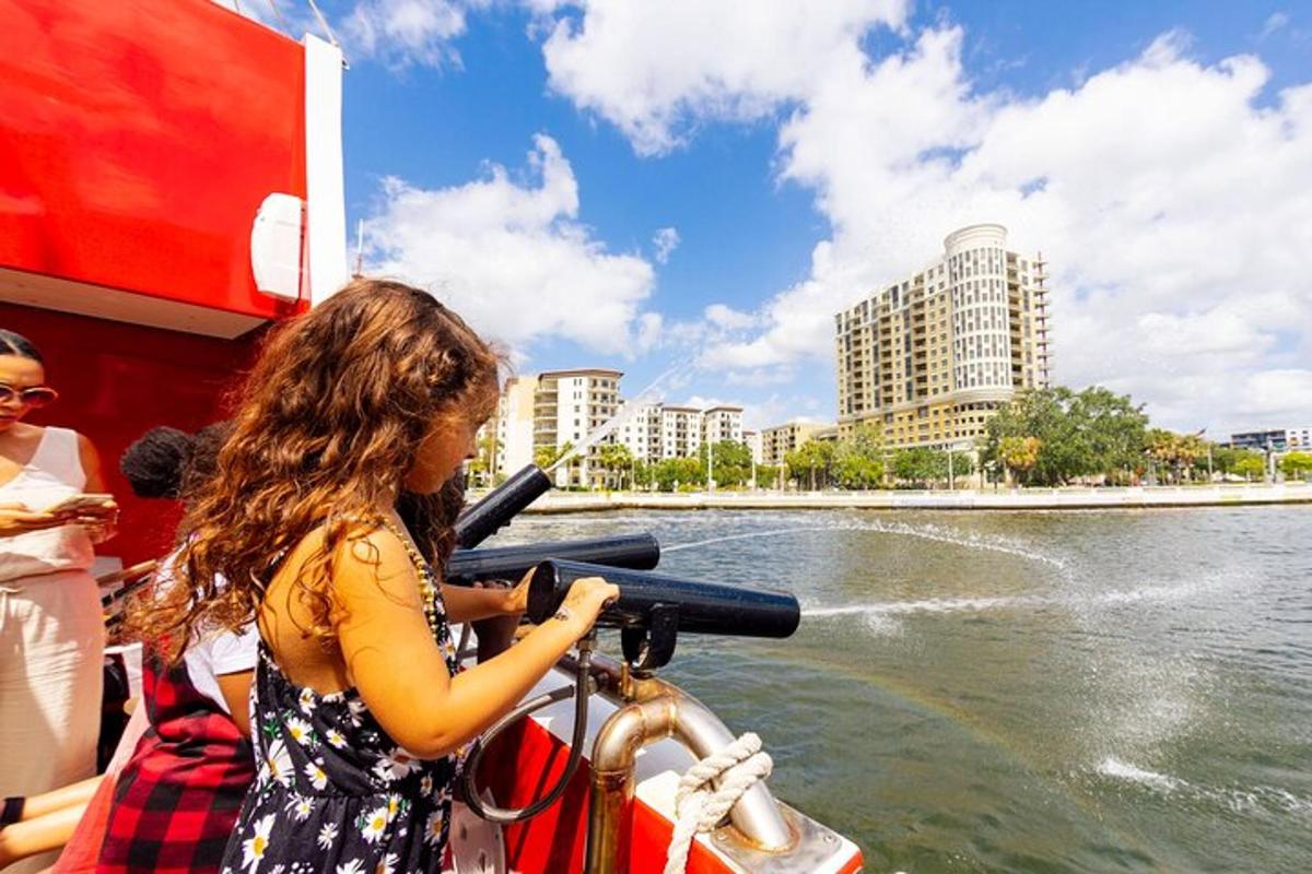 una niña en un barco en el agua