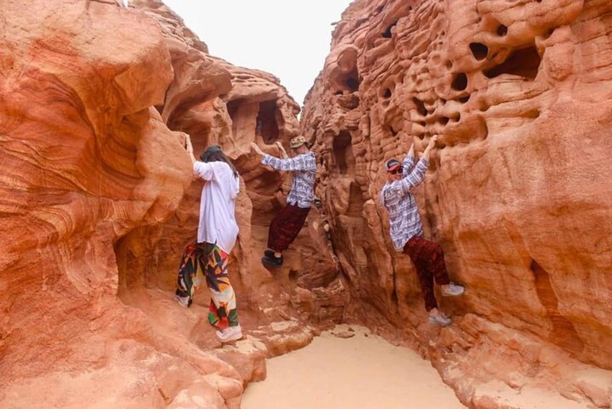 drei Personen klettern auf einer Klippe in einer Schlucht