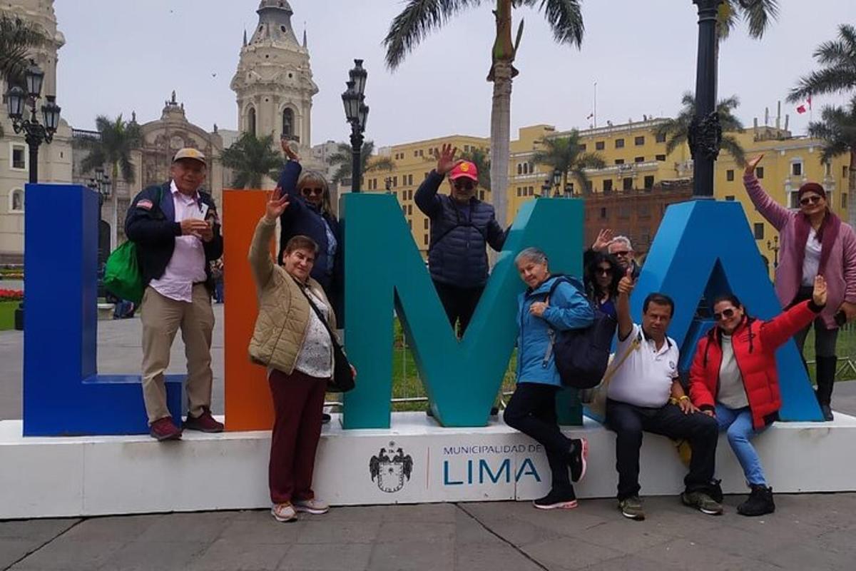 grupp inimesi poseerib Miami sildi ees