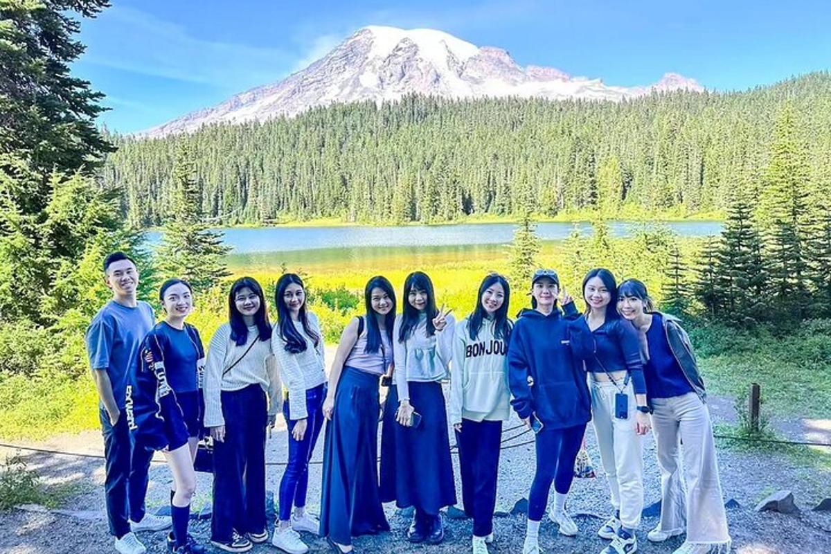 Un grupo de personas de pie frente a una montaña