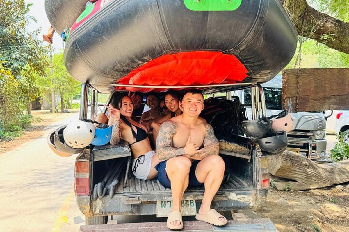 skupina ljudi, ki sedijo na zadnjem sedežu vozila