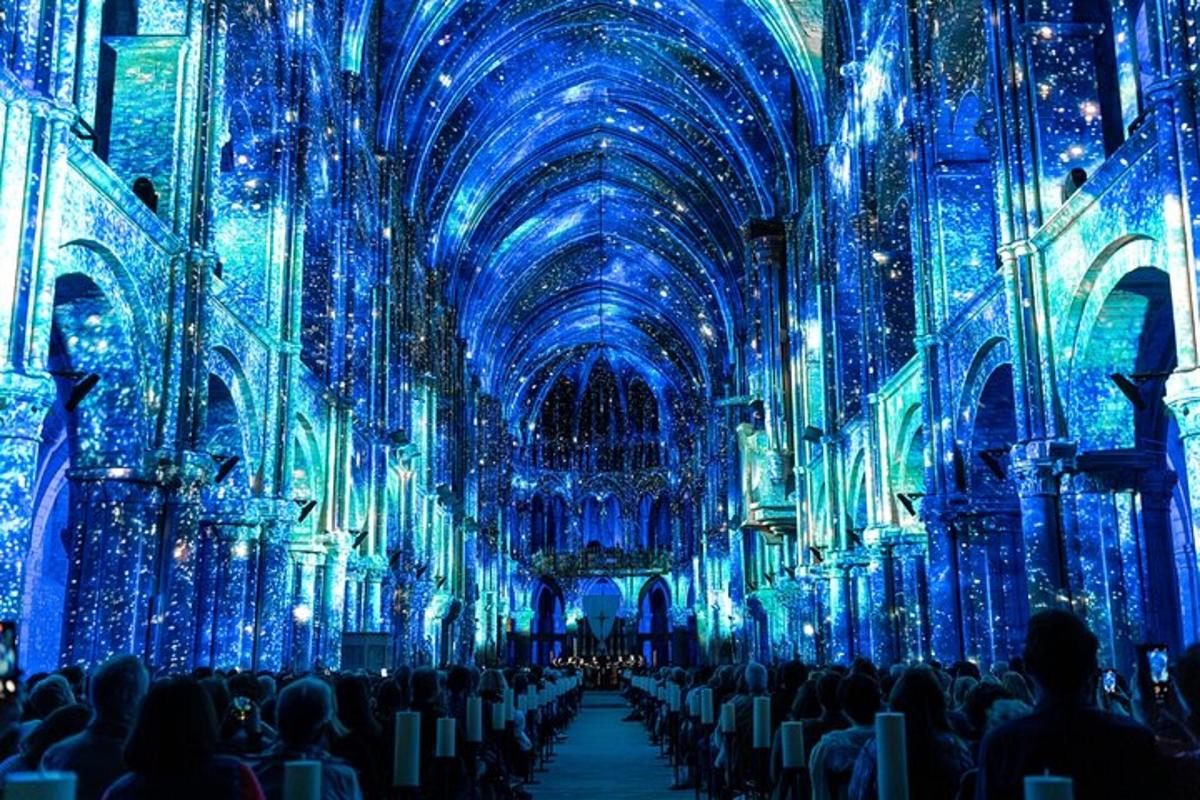 ein großer Raum mit blauem Licht in einer Kathedrale